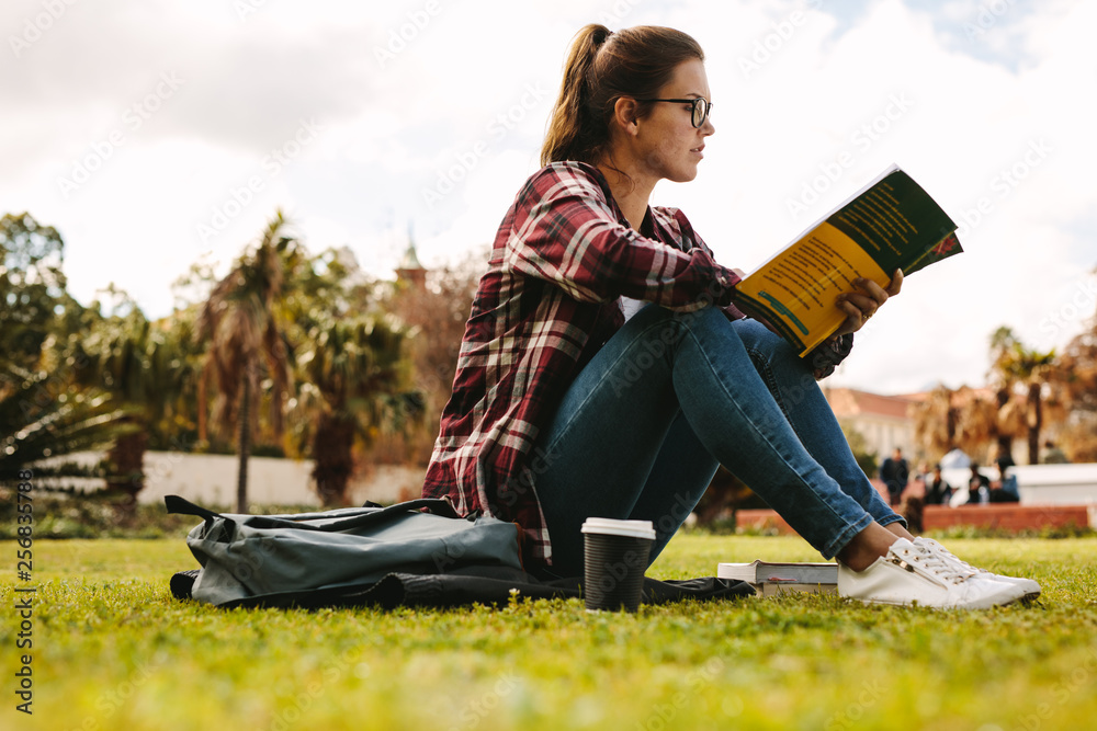 大学校园里的女学生