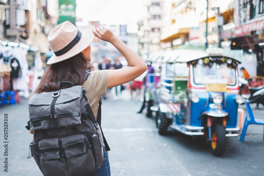 亚洲旅行者/游客在泰国曼谷Khao San rd.步行街散步和旅行