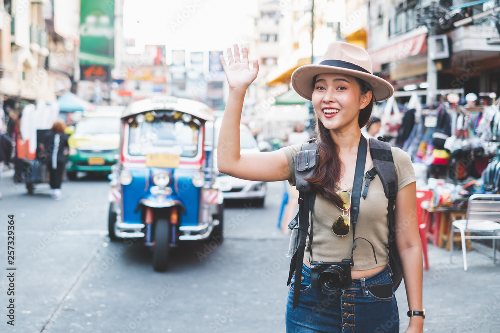 亚洲旅行者/游客在泰国曼谷Khao San rd.步行街散步和旅行