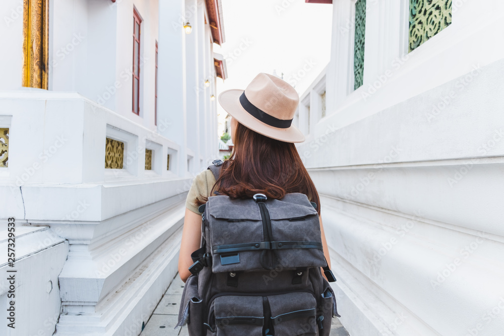 亚洲女子夏季在泰国曼谷美丽的寺庙里旅行，拍照留念