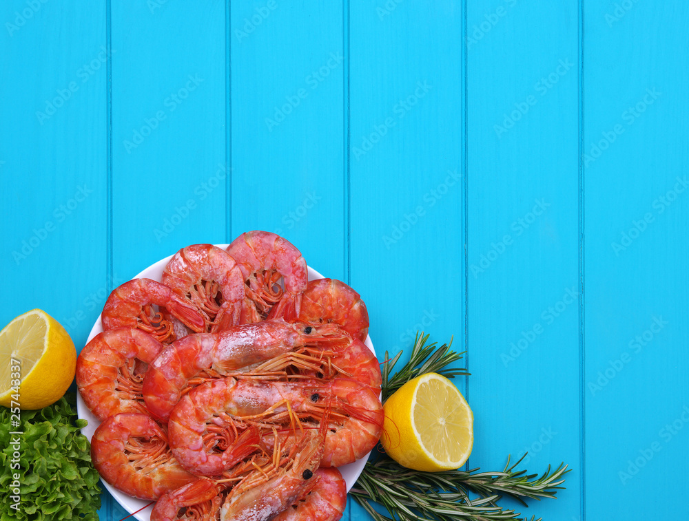 Cooked shrimps with lemon and spices.