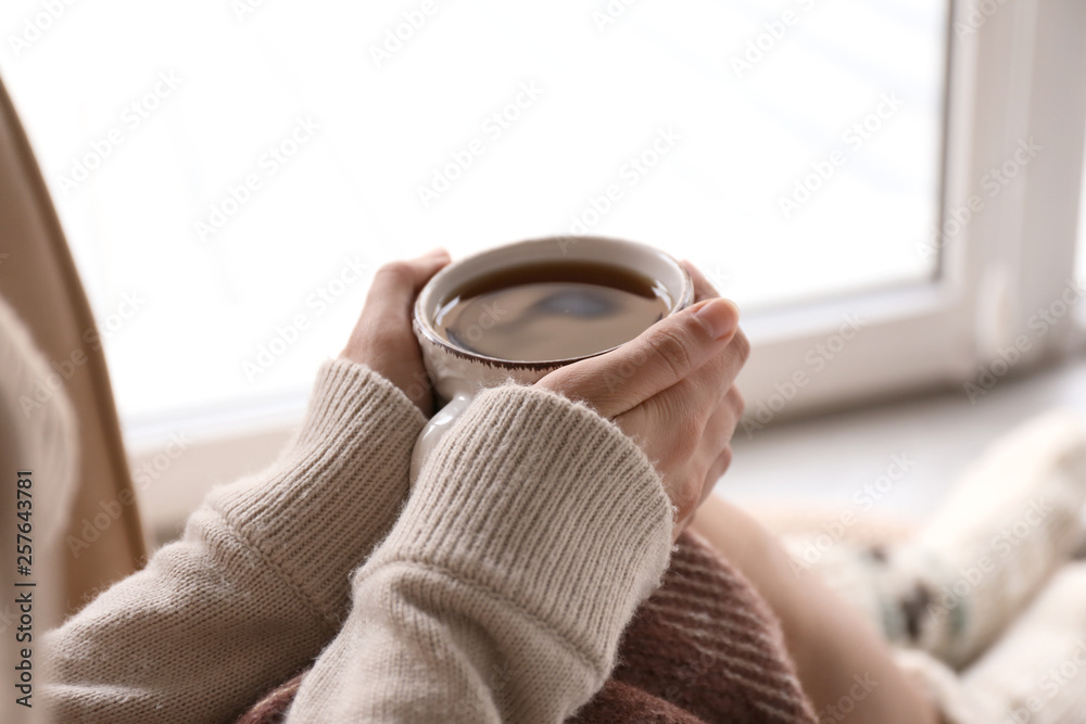 年轻女子在家喝热茶，特写