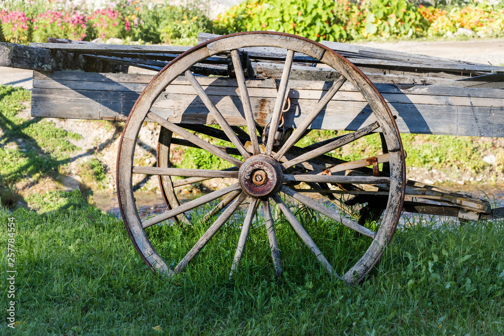 朽ちた木製の荷車　Old wooden cart