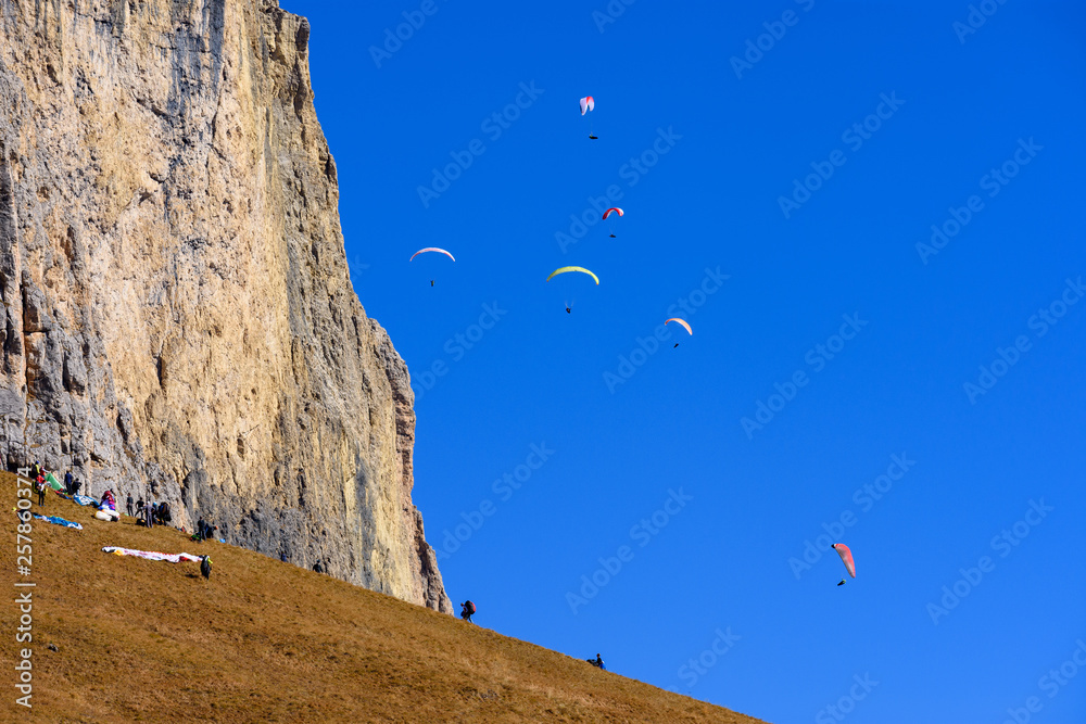 Paralotnie nad górami, Paso Sella, Dolomity