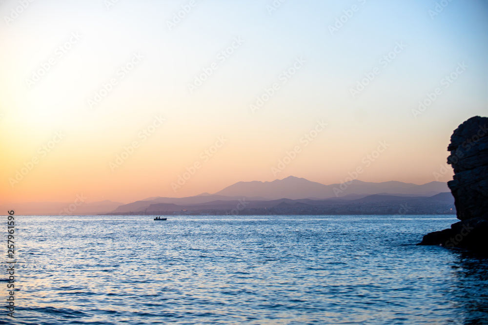 克里特岛初夏清晨明亮的天空海滩