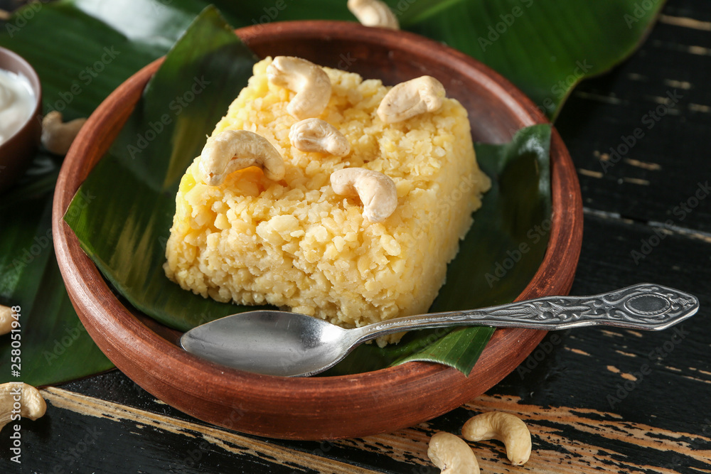 餐桌上有印度传统食物pongal