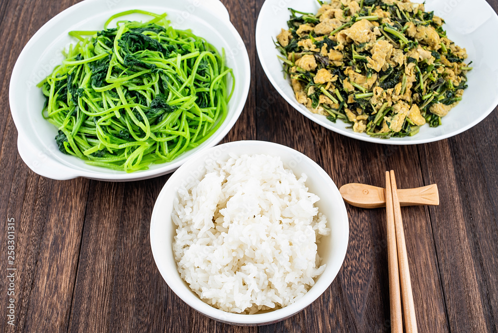 餐桌上的白米饭和家常菜