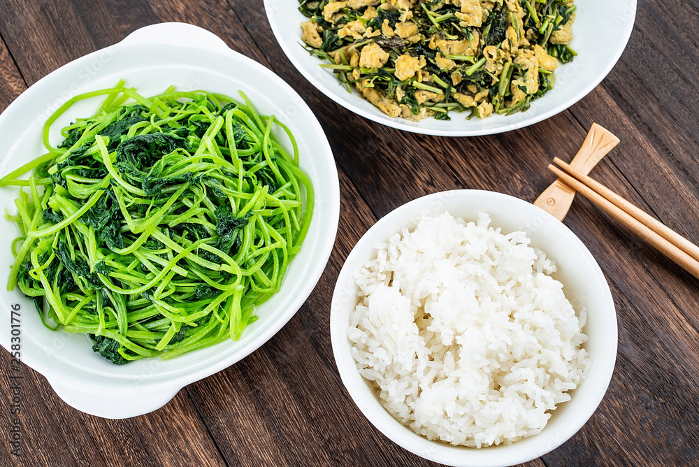 餐桌上的白米饭和家常菜