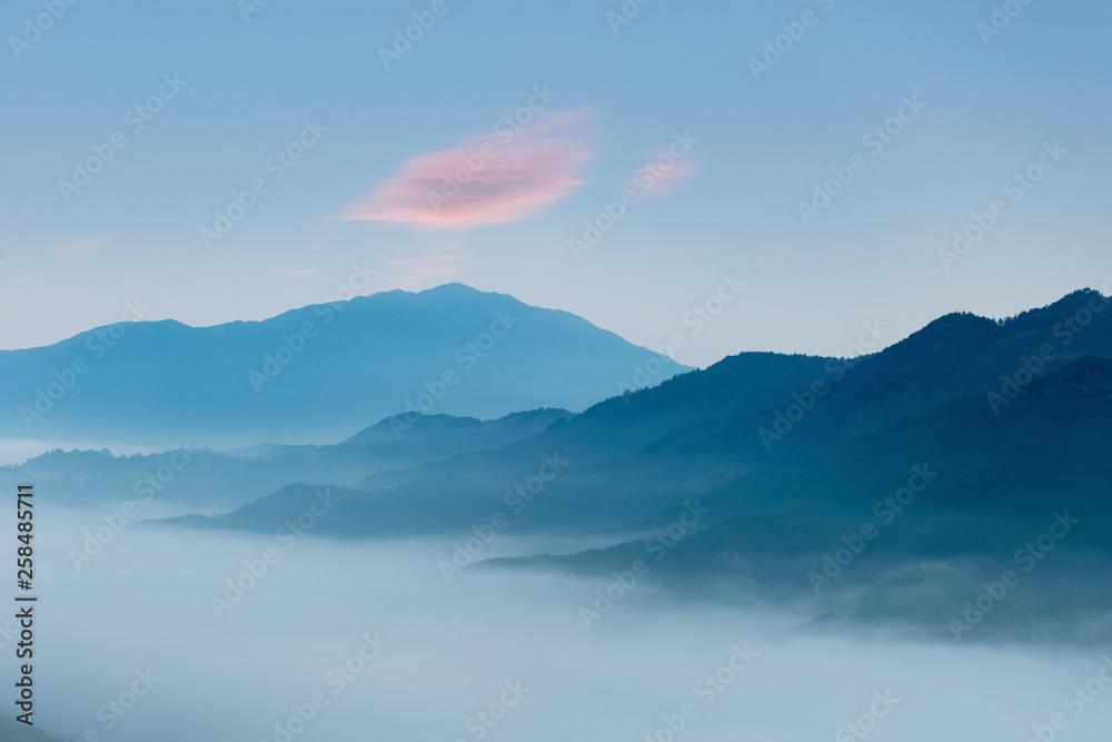 黎明时分的薄雾蓝山