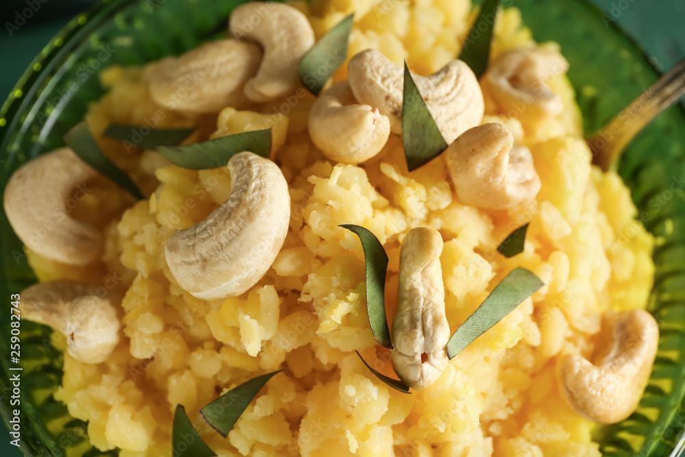 盘子里有传统的印度食物pongal，特写