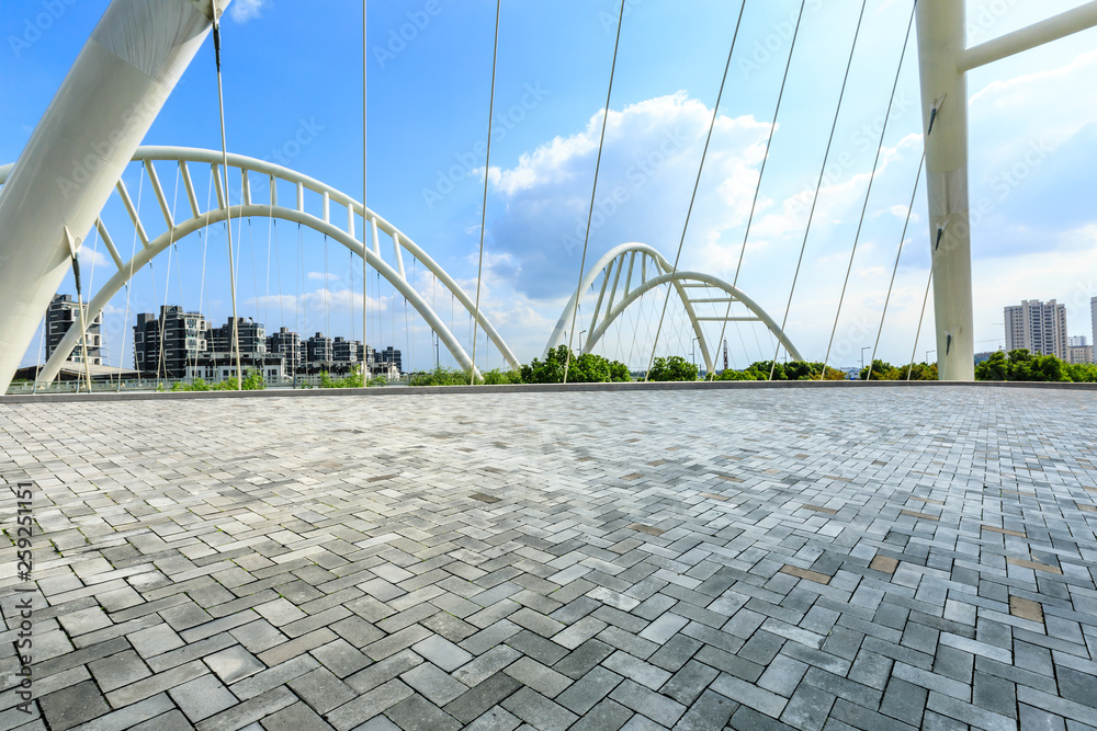 上海的空广场和桥梁建设