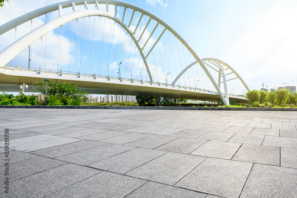 上海的空广场和桥梁建设