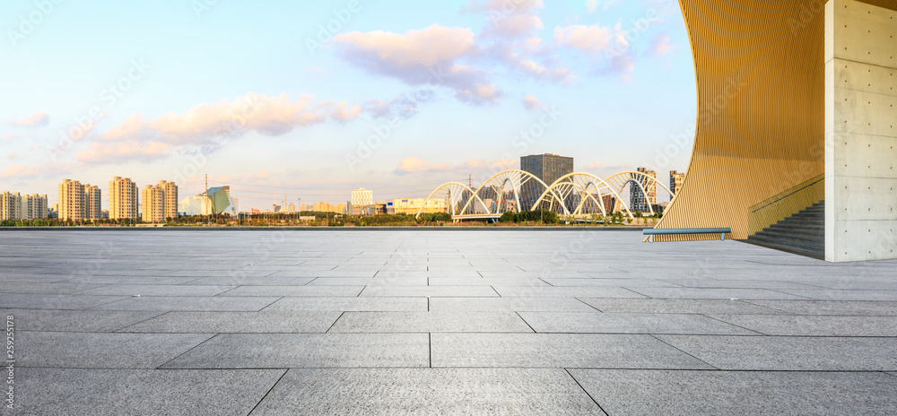 日落时上海的空旷广场和城市天际线全景与桥梁建设