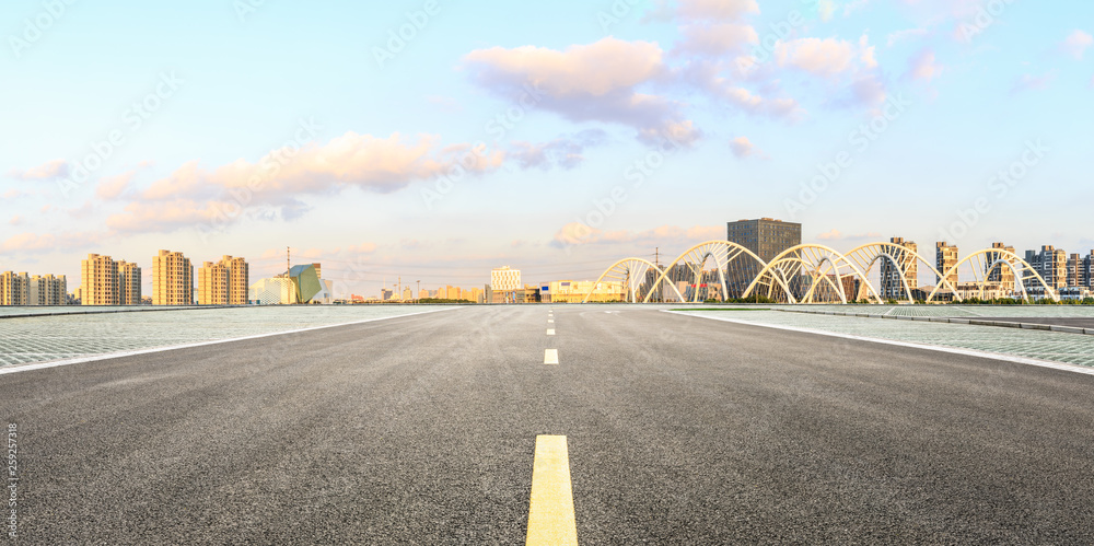 日落时分，上海的沥青路和城市天际线全景与桥梁建设