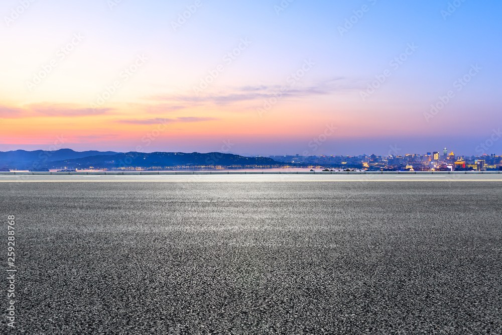 日落时分，杭州上空穿过城市的空柏油路