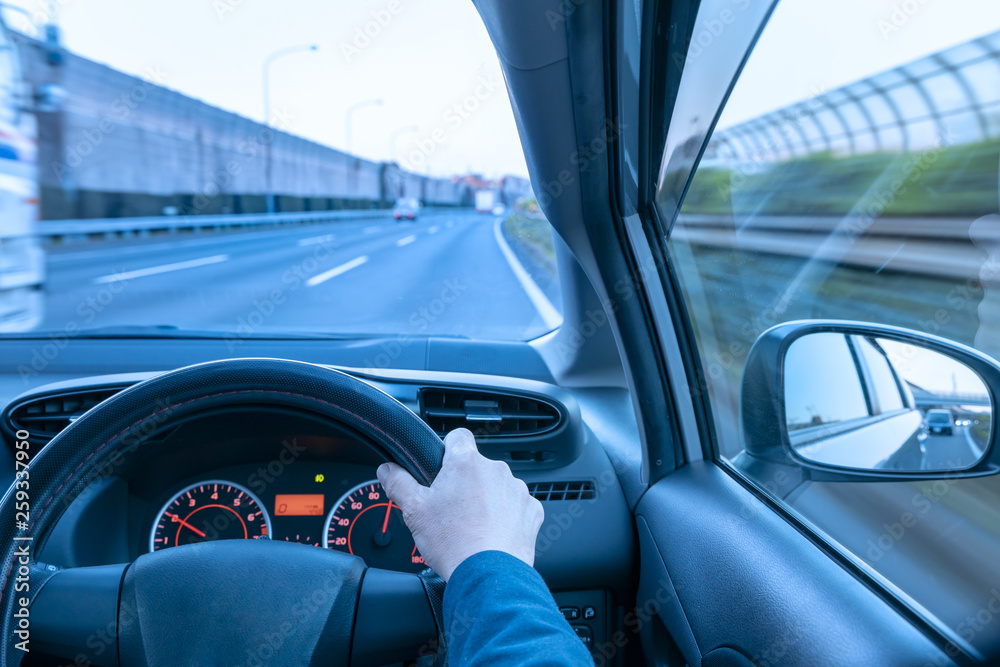 高速道路を走る自動車