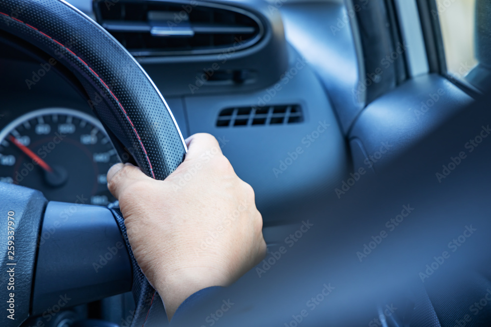 車をドライブする人