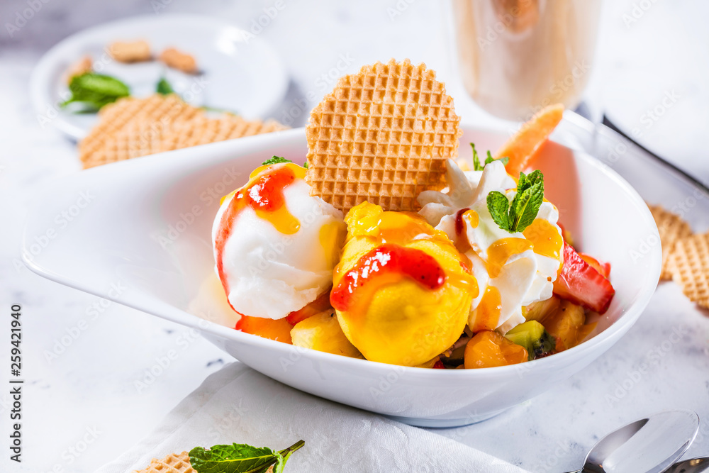 Haugemachte leckere mango，zitrone，himbeere and erdbeere eis mit frischen erdbeeren芒果、锌、锌和锌的含量