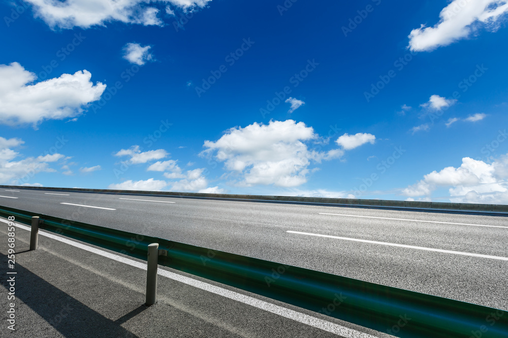 沥青路面和蓝天白云场景