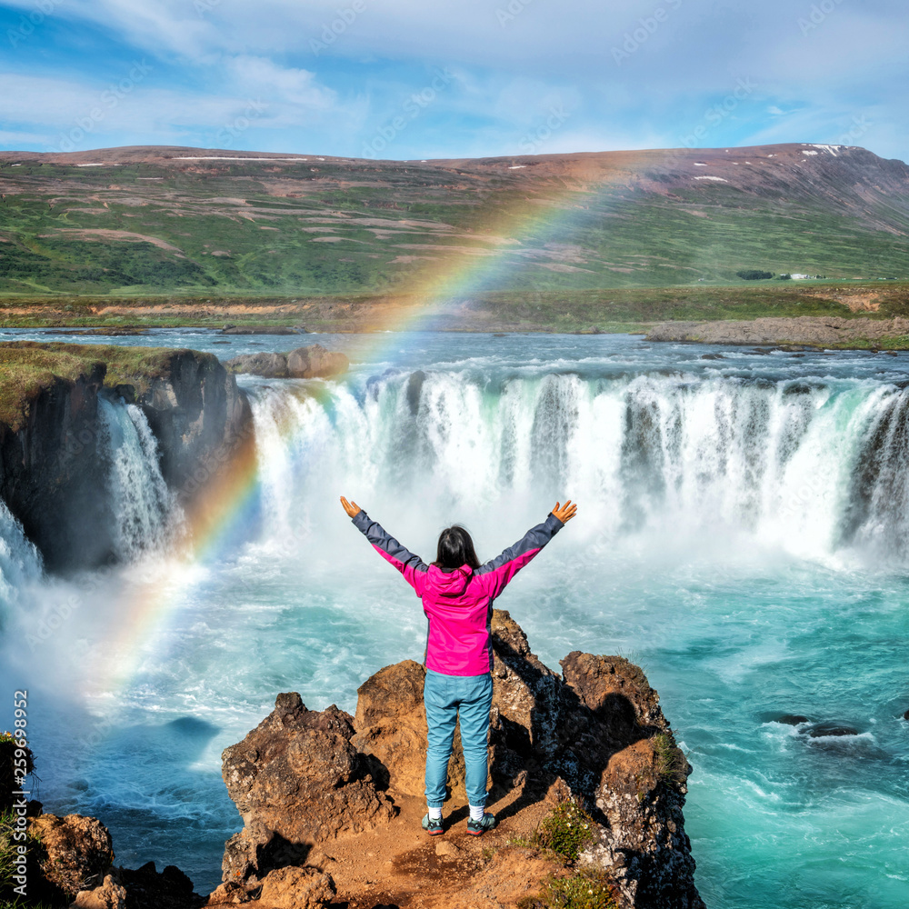 Godafoss（冰岛语：众神的瀑布）是冰岛著名的瀑布
1745732437,意大利葡萄园里五彩缤纷的日落