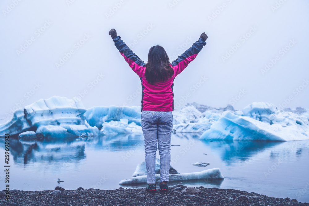 女旅行者前往冰岛美丽的Jokulsarlon冰川泻湖。Jokulsallon是一个著名的d