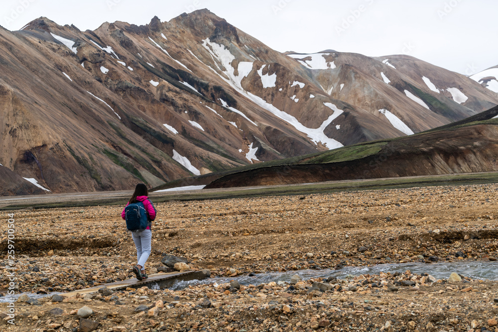 旅行者在欧洲北欧冰岛高地的Landmannaulaugar超现实自然景观徒步旅行。