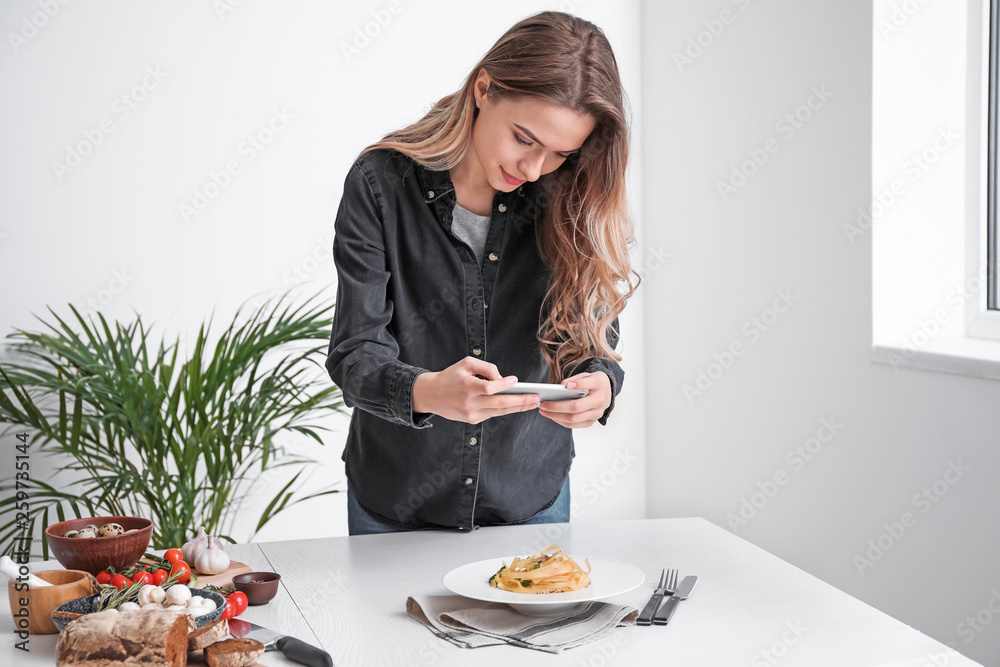 女美食摄影师用手机在家拍美食