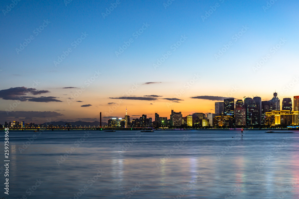 城市天际线全景