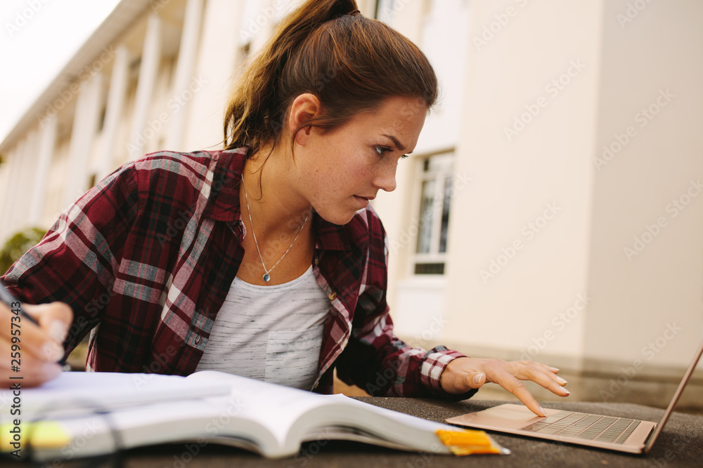 女学生在校园备考