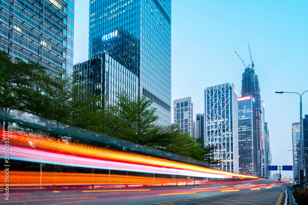 城市夜景建筑街道和模糊车灯……