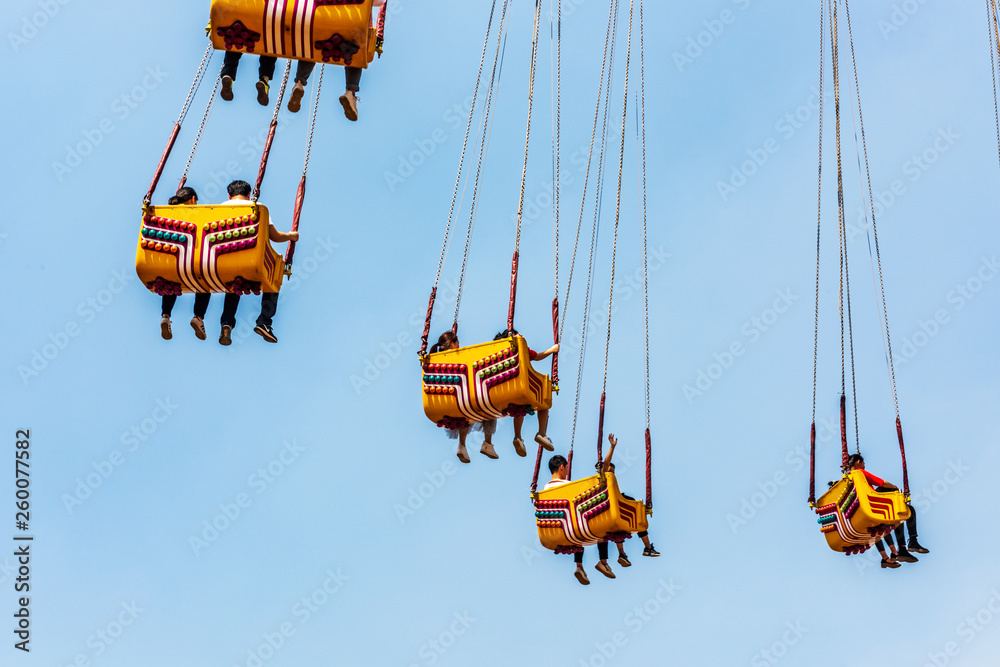 People who enjoy the attraction. High in the sky a fun family day in an amusement park。