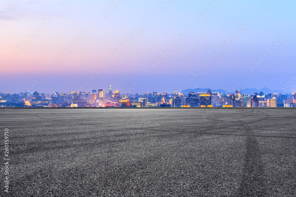 杭州夜晚的沥青赛道和美丽的城市风光