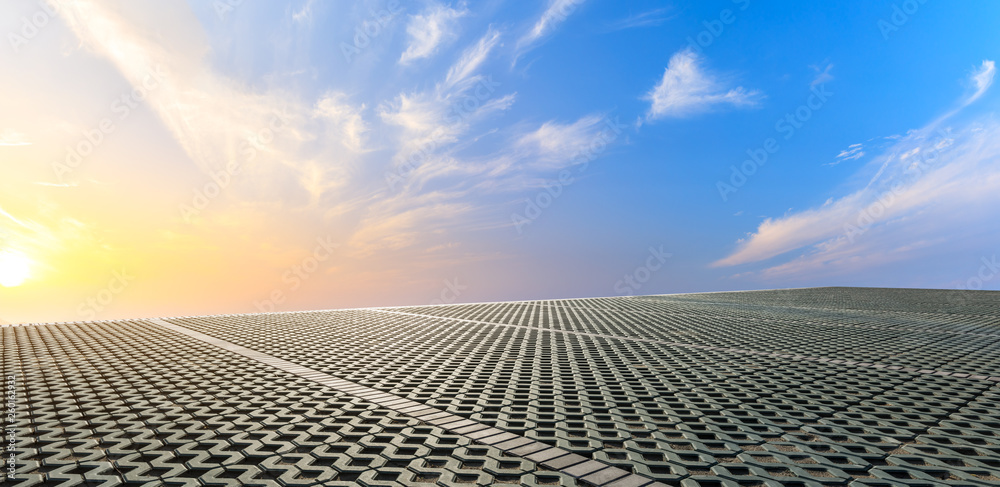 空荡荡的广场地板和日落时美丽的天空云朵