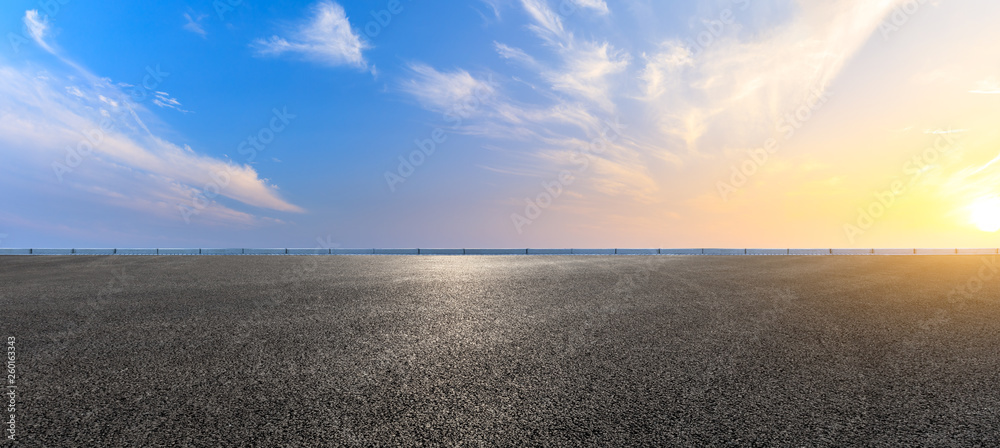 空旷的柏油路和日落时美丽的天空云朵