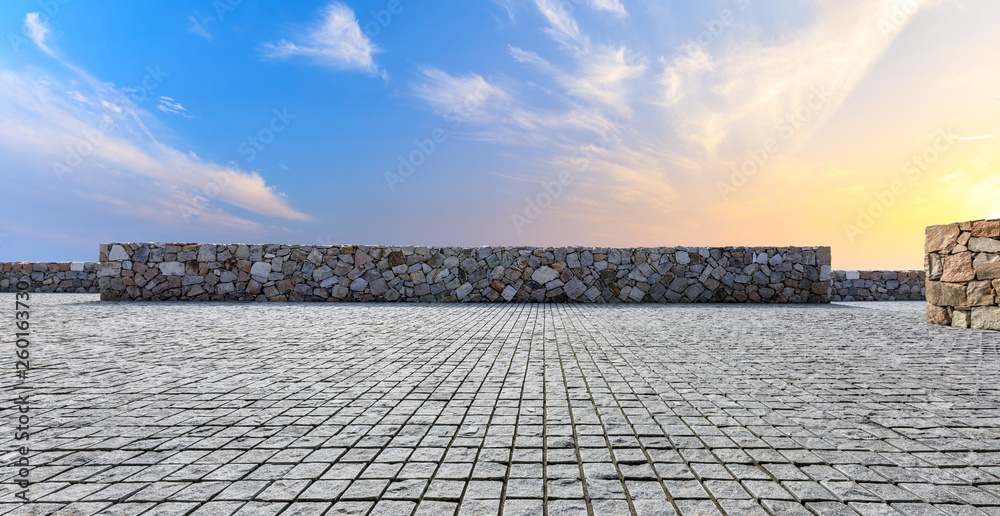 日落时空荡荡的地板和美丽的天空，石墙