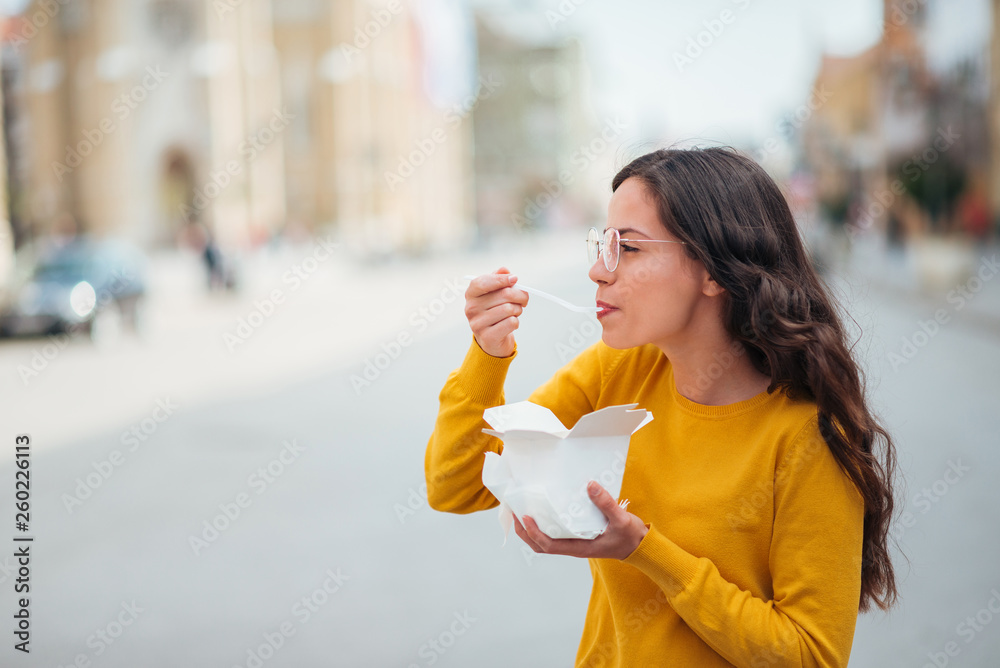 女孩在街上享受外卖。