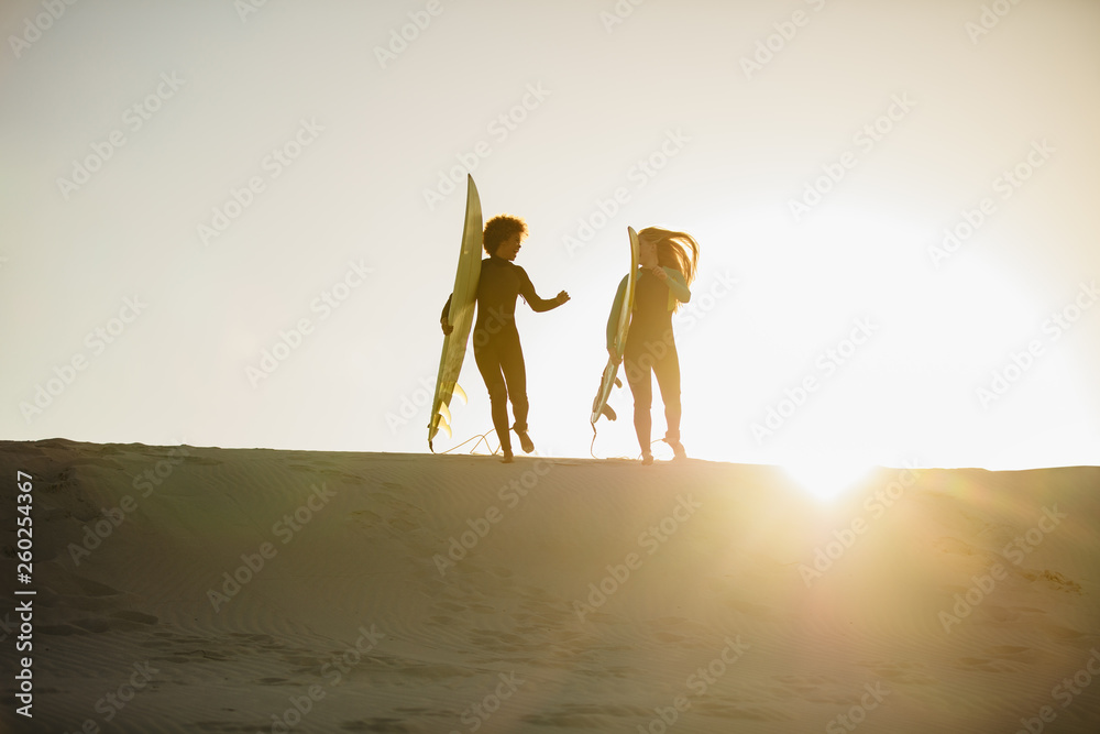 海滩上的女性冲浪者