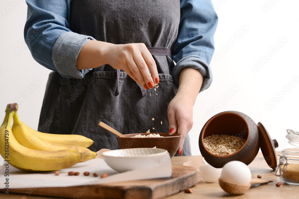 女人在餐桌上准备美味的香蕉面包