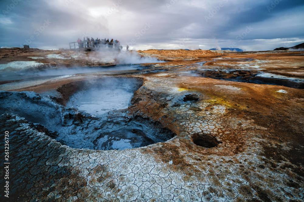 Hverir（冰岛语：Hverarond）是冰岛米瓦顿的地热区。Hverir是著名的旅游目的地