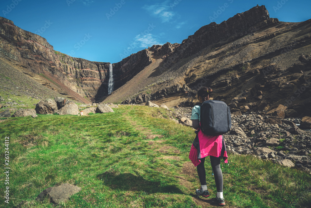 女游客在冰岛亨吉福斯瀑布的冰岛夏季景观中徒步旅行
1424451656,几何最小设计背景