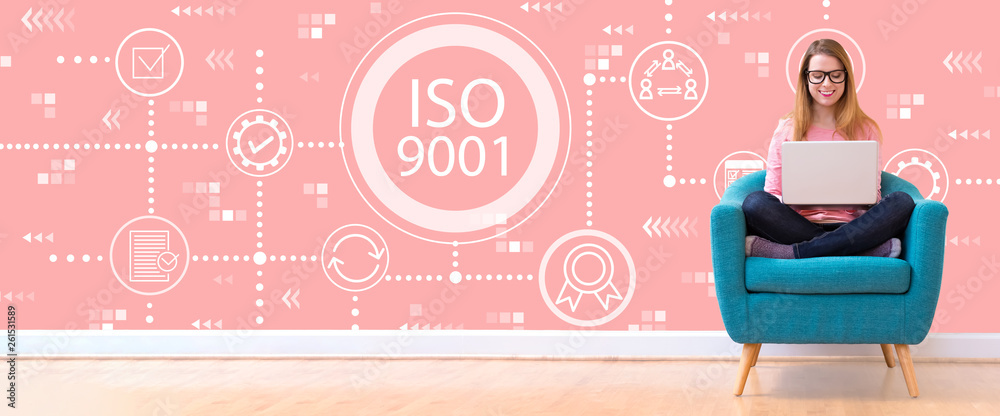 ISO 9001与一位年轻女士在椅子上使用笔记本电脑