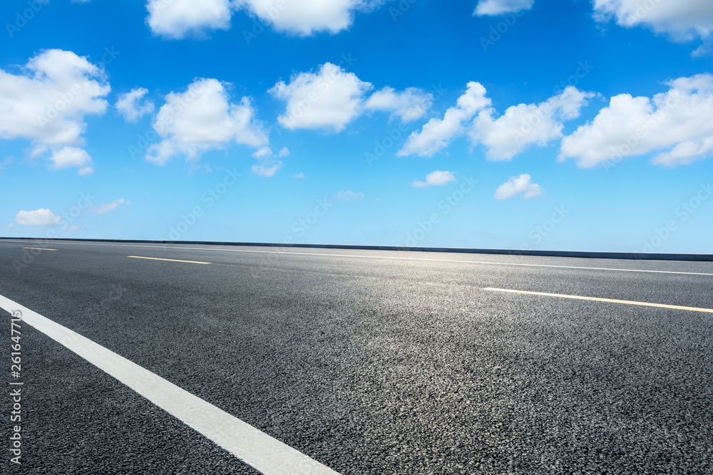 空旷的柏油路面和蓝天白云场景