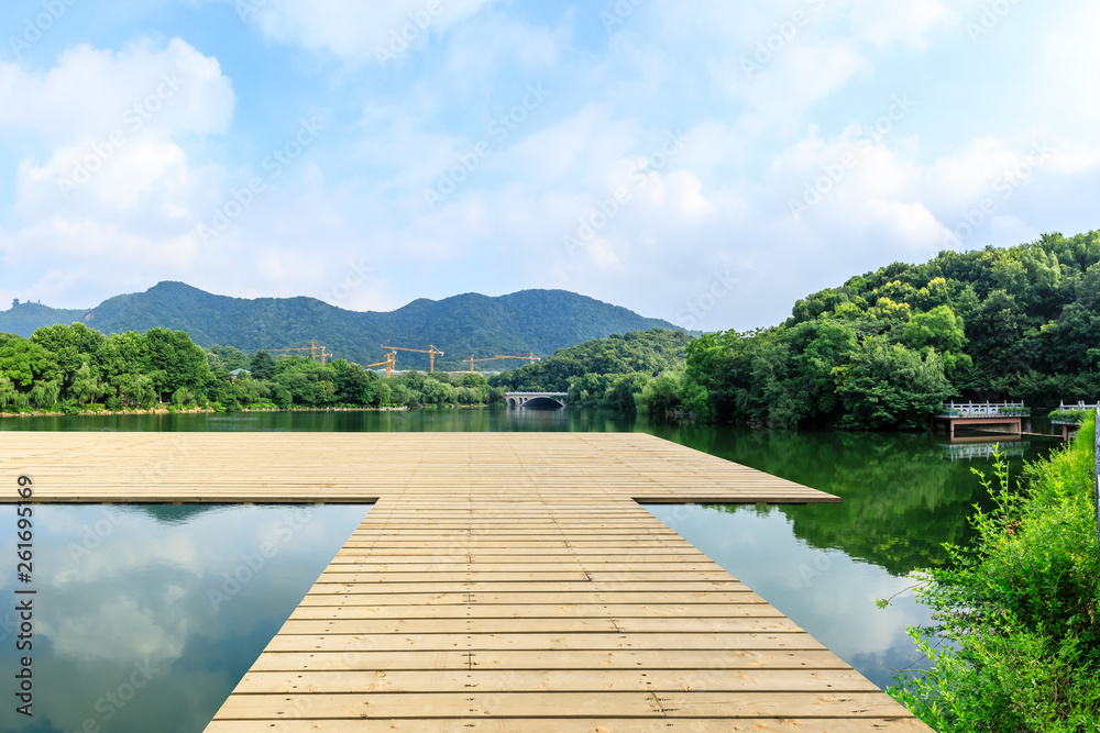 杭州以青山为背景的木地板平台和湖泊