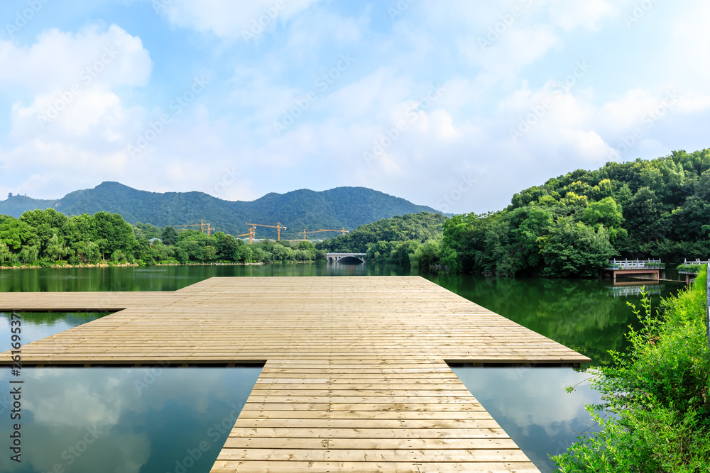 杭州以青山为背景的木地板平台和湖泊