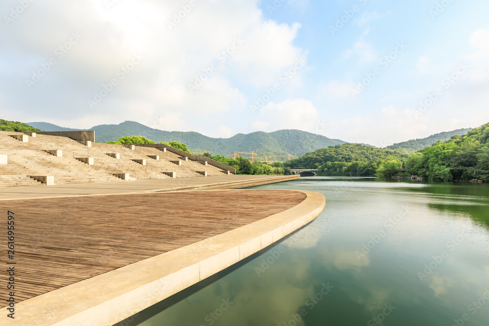 杭州以青山为背景的木地板平台和湖泊