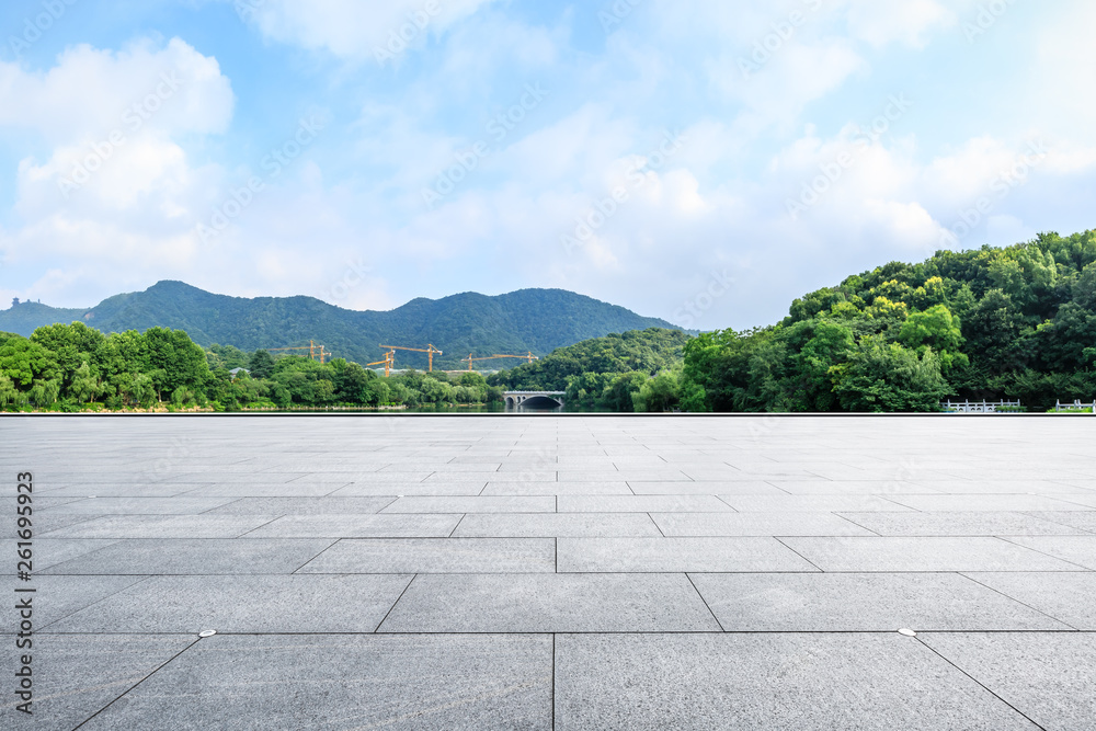 空荡荡的广场层和苍穹景观的青山