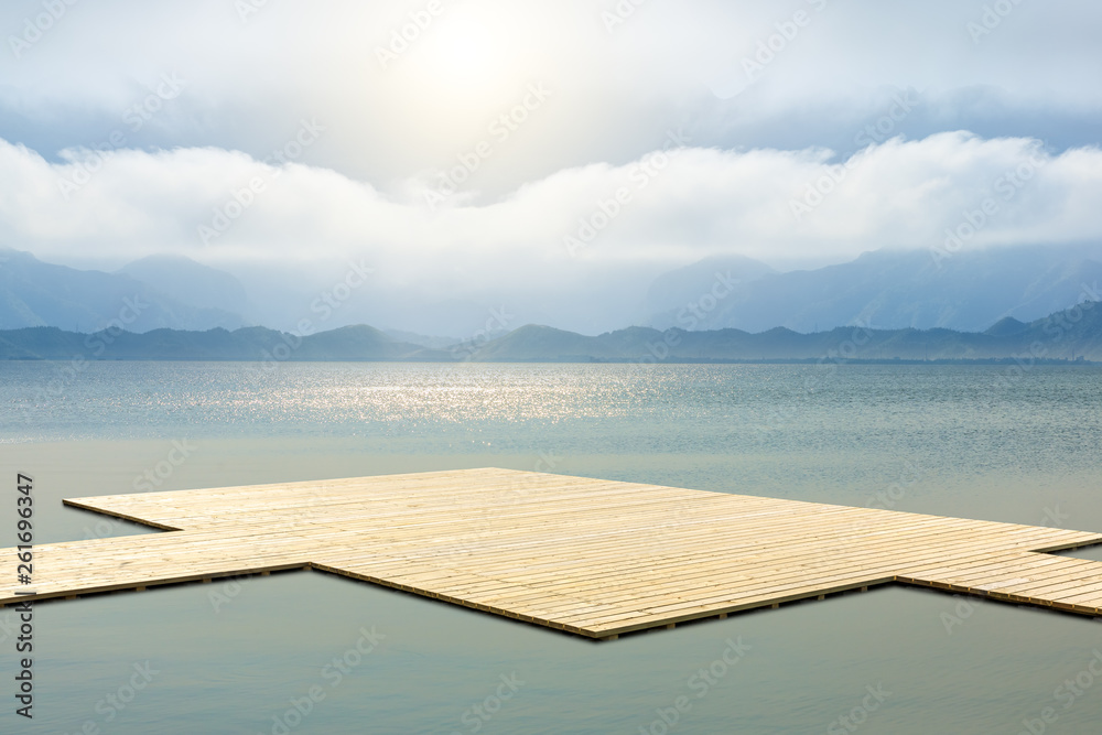 木地板平台和天空背景的湖泊