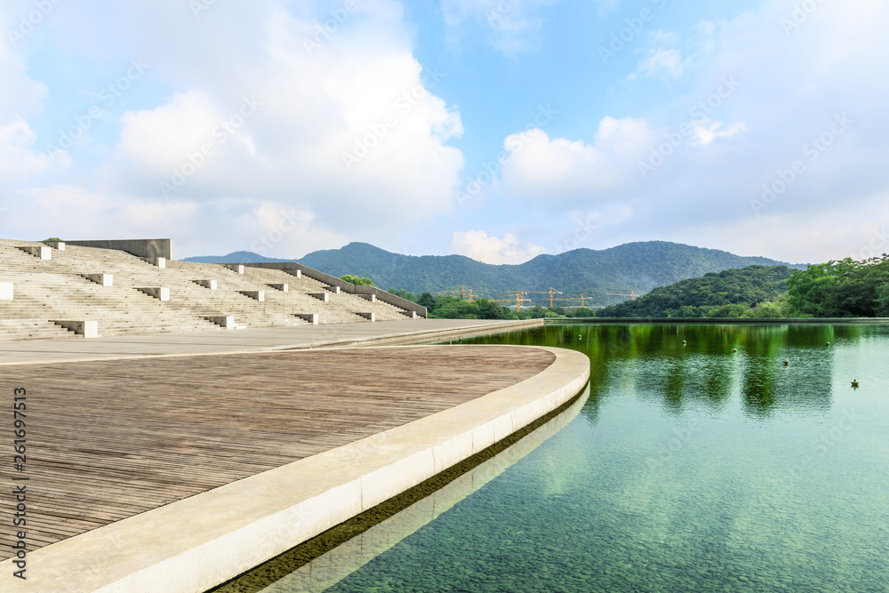 杭州以青山为背景的木地板平台和湖泊