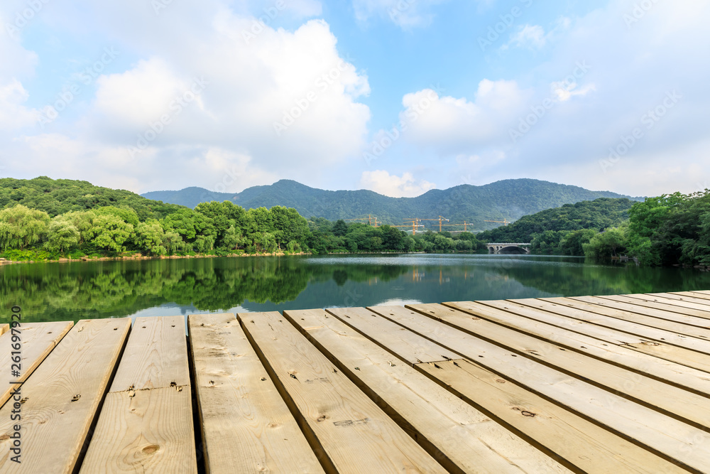 杭州以青山为背景的木地板平台和湖泊