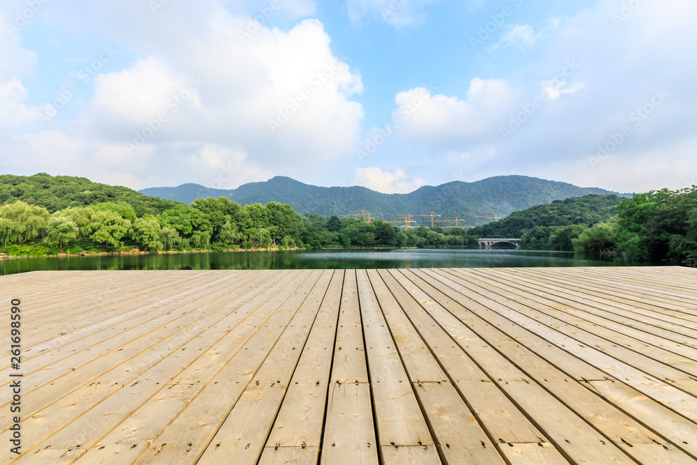 杭州以青山为背景的木地板平台和湖泊